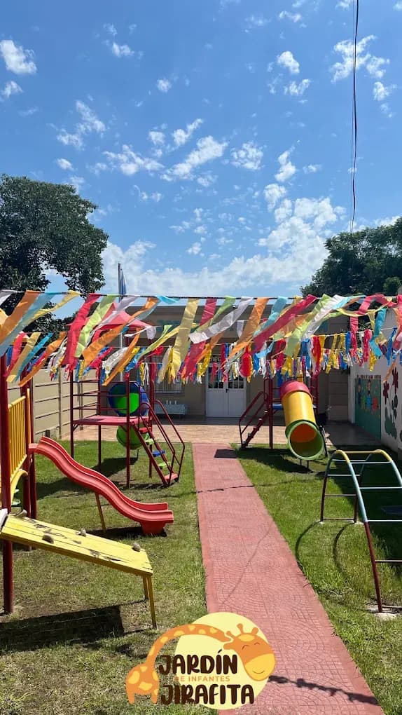 Jardín de Infantes Jirafita - Patio con banderines coloridos