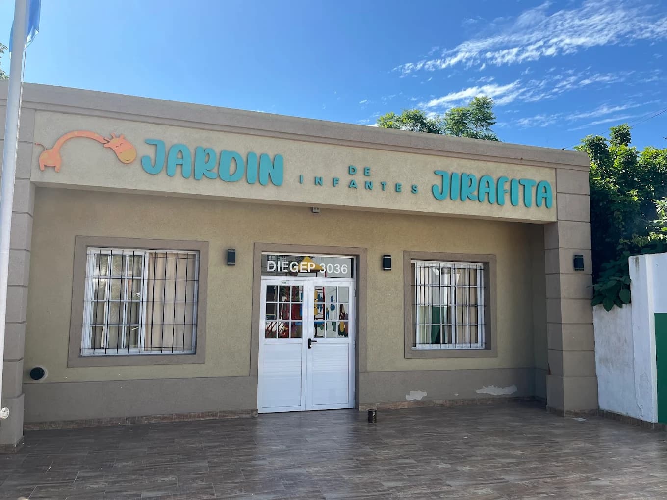 Fachada del Jardín Jirafita