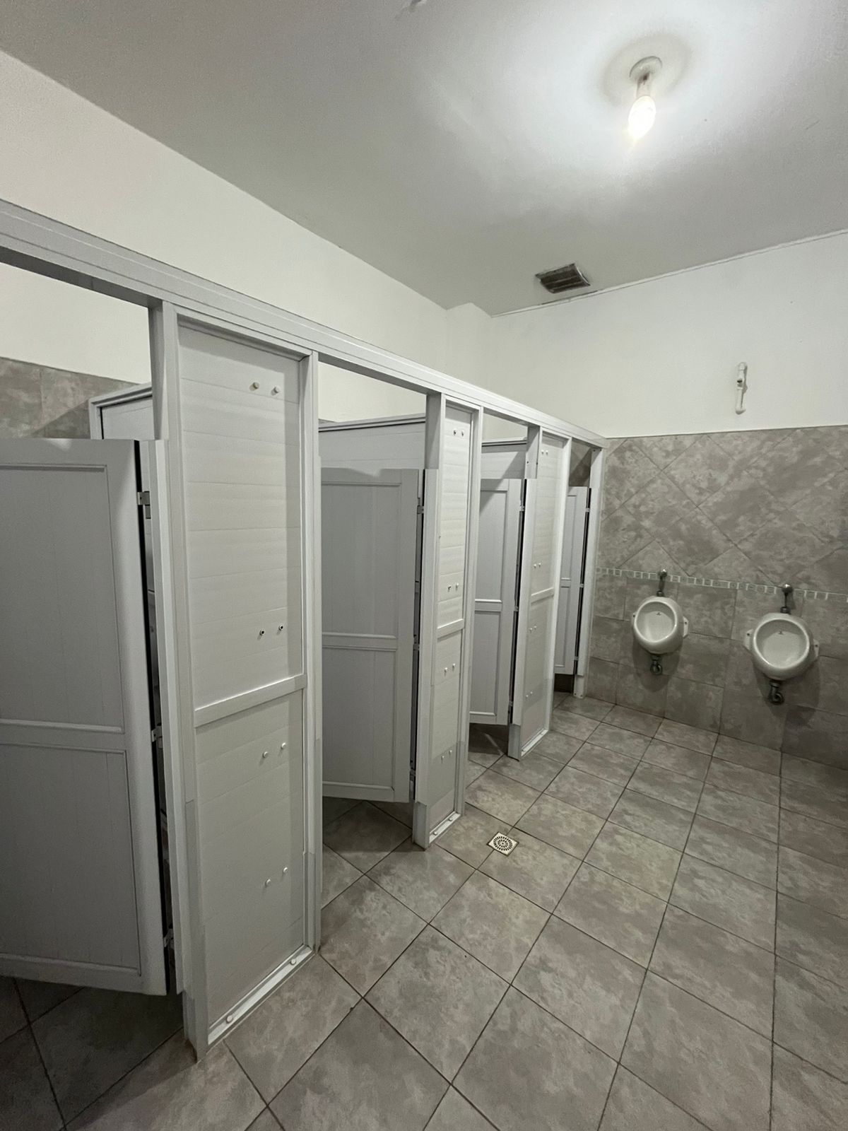 Baño de varones - Cabinas
