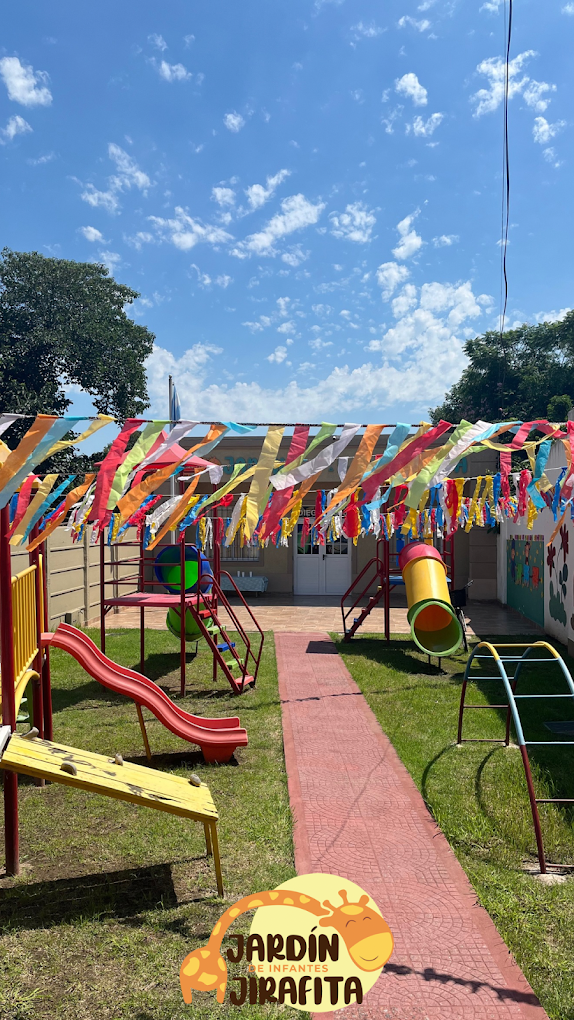 Jardín de Infantes Jirafita - Patio con banderines coloridos