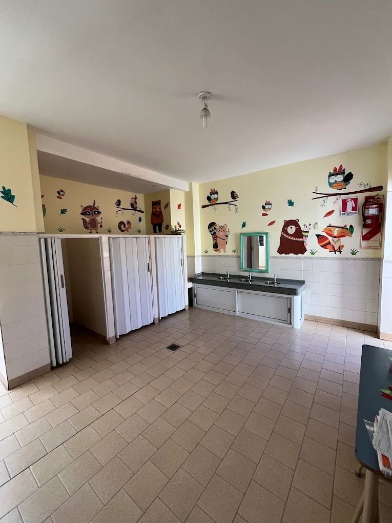 Otro ángulo del baño infantil
