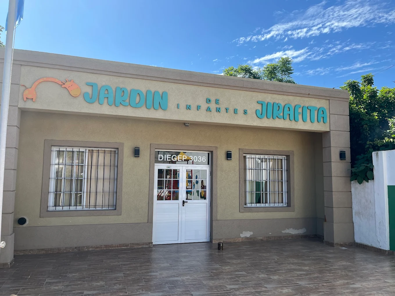 Fachada del Jardín Jirafita